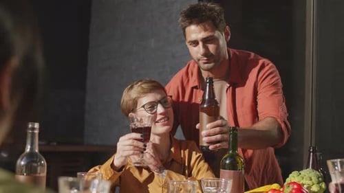 Personnes qui tintent des verres pendant le dîner