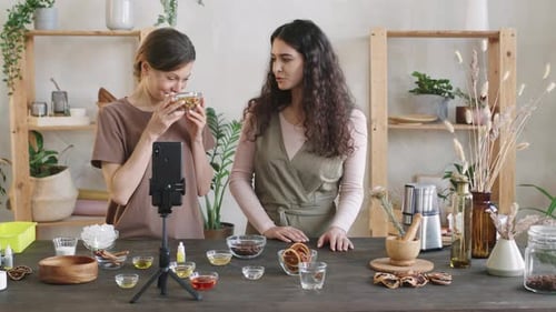 Mujeres grabando Vídeo de cómo hacer jabón casero