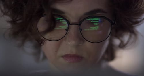 Hacker-Frau versucht vertrauliche Informationen zu erhalten