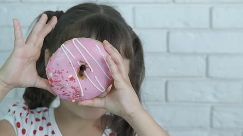 Un niño con un donut.