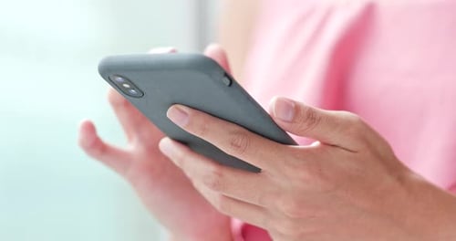 Nahaufnahme einer Frau mit Smartphone