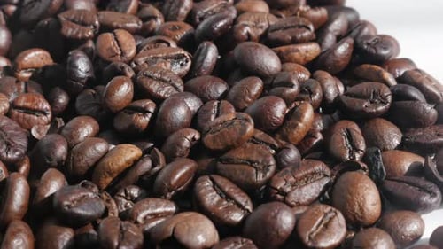 Hintergrund mit gerösteten Kaffeebohnen 4K Schwenk-Aufnahmen