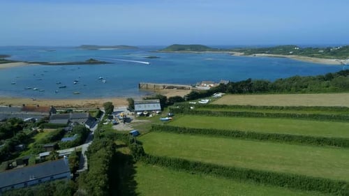 Campagne verdoyante à côté d'un port sur les îles Scilly