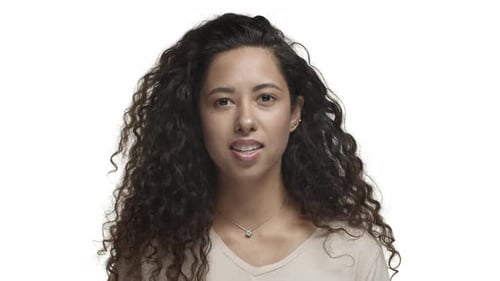 Nahaufnahme einer zufriedenen dunkelhäutigen Frau mit langem lockigem Haar, die Ja sagt und zustimmend nickt Stimme zu