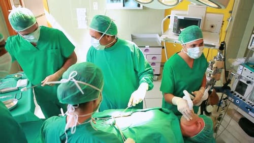 Cirujanos que operan el estómago de un paciente