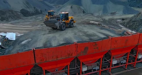 Lader transportieren Schotter und Asphalt auf dem Bausockel