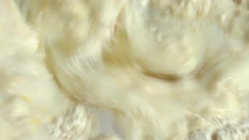 Der Prozess der Herstellung von Teig aus Mehl, Milch und Eiern.