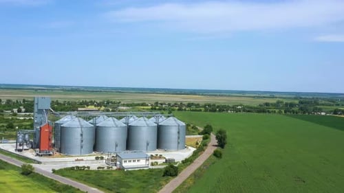 Moderne Getreidesilos auf dem Feld des Goldenen Weizens 9