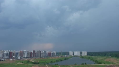 Wirbelnde Regenwolken über dem See