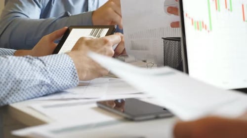 Nahaufnahme Männlicher Hände von Geschäftsleuten, die Graphen im Büro untersuchen. Analysierende Arme von Geschäftsleuten