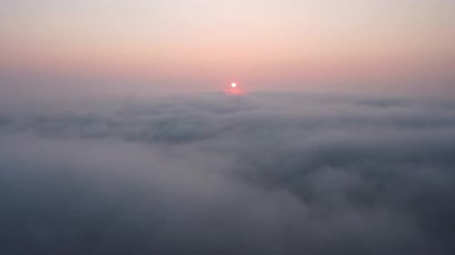 Le brouillard recouvre la côte irlandaise dans le comté de Portnoo, dans le Donegal, en Irlande