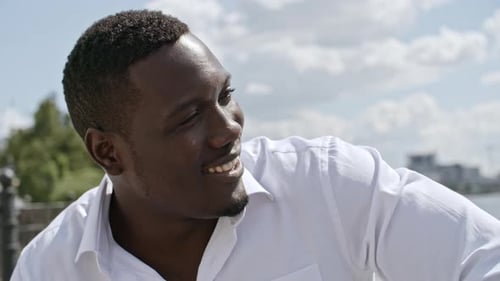 Homme d'affaires africain souriant et écoutant un collègue