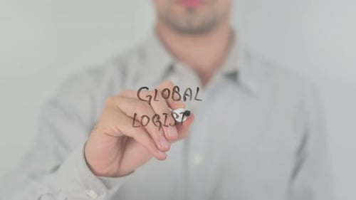 Global Logistics schreibt mit der Hand auf den Bildschirm