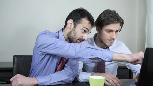 Les collègues de travail travaillant sur le projet
