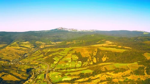 Drohne fliegt über Highland