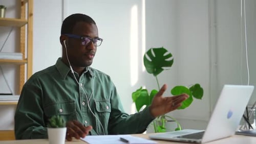 Vorstellungsgespräch bei Video Call Man Lesen Sie den Lebenslauf und besprechen Sie die Dokumentbedingungen mit dem Kandidaten Spbas