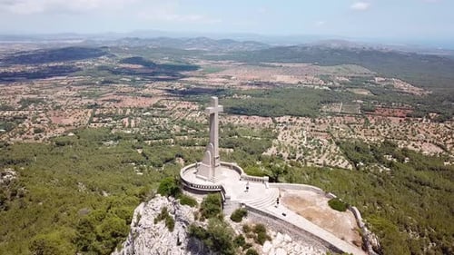 Vista aérea: La Santa Cruz en la montaña de San Salvador en Mallorca, España