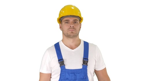 Constructeur marchant et regardant la caméra sur fond blanc.