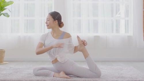 Vue latérale d'une femme asiatique faisant des exercices de yoga