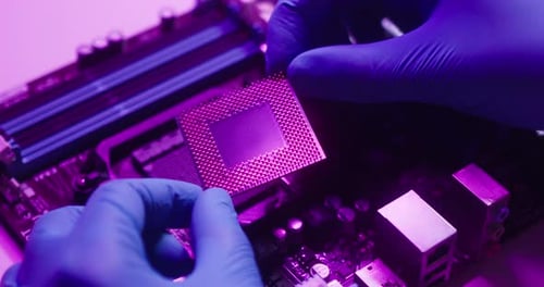 Nahaufnahme der Installation des Prozessors Motherboards am Abend mit CPU-Details für Gadget in