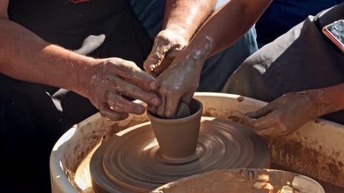 Potter travaille avec un apprenti