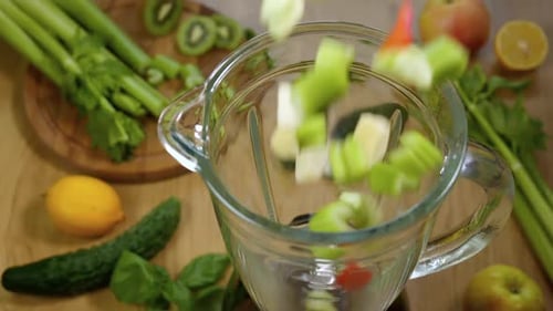 Gemüse fällt im Mixer