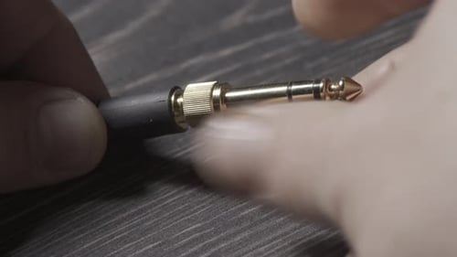 Insira o adaptador de tomada de cabo no miniconector