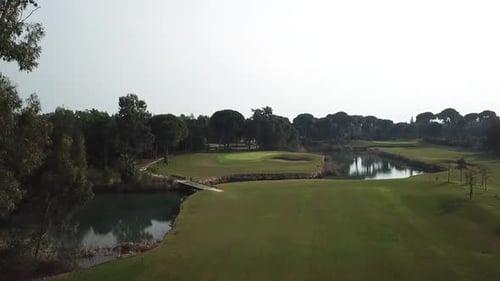Wunderschöne Landschaft des Golfplatzes in Drohnenflug, Türkei