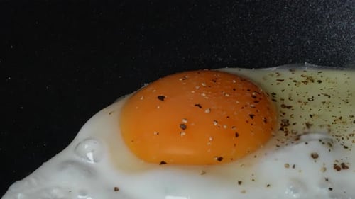 Spiegelei mit Salz und Pfeffer 94