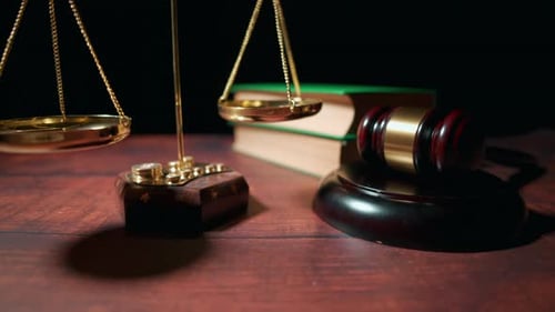 Imagem aproximada de um juiz, martelo e uma balança da justiça
