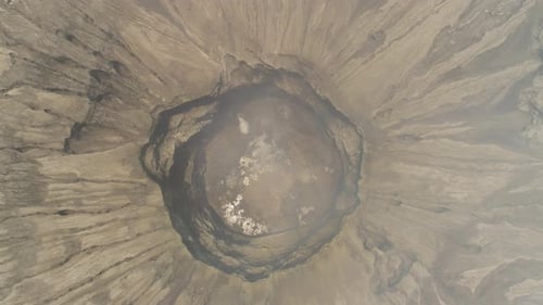 Paisaje montañoso con un volcán activo