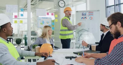 Equipo diverso de ingenieros y gerentes de una empresa de construcción aplaudiendo