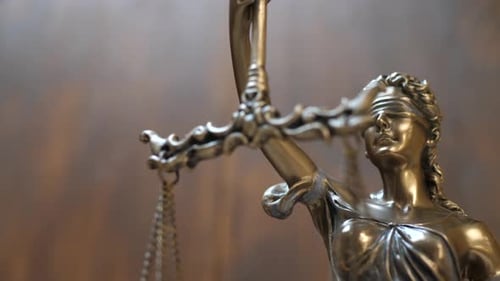 Justiz- und Rechtskonzept auf Holzuntergrund