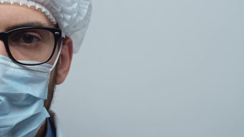 Portrait rapproché du visage d'un médecin arabe à moitié masculin