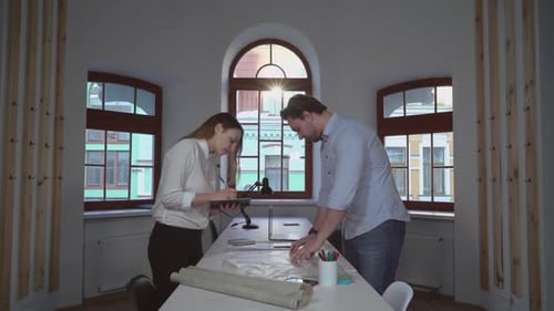 Los diseñadores trabajan en la agencia. Vídeo Prores