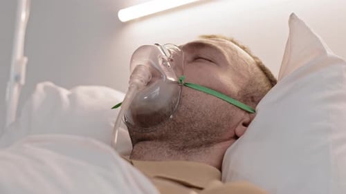 Homme qui dort de façon inquiétante avec un masque