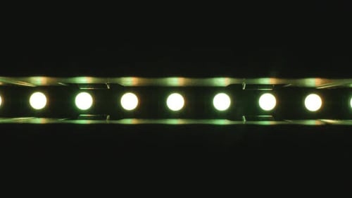 Las luces intermitentes multicolores se encienden y apagan