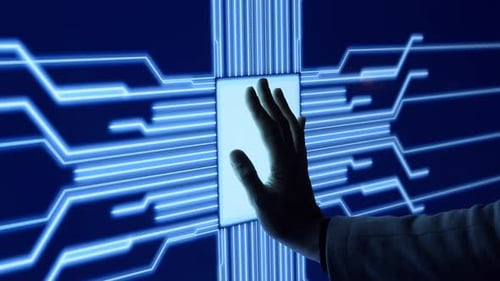 Der menschliche Finger drückt eine digitale Taste auf einem leuchtenden Touchscreen.