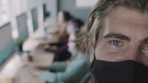 Closeup do homem com máscara facial no trabalho