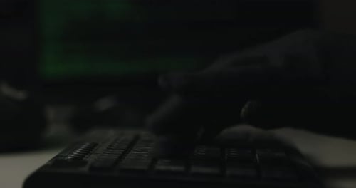 Hacker Mining Jeton de monnaie non fongible dans la nuit