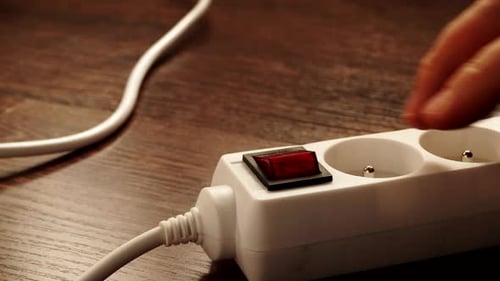 Schalten Sie den elektrischen Verlängerungsblock des Netzkabels von Hand ein