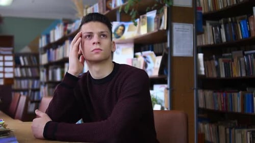 Student denkt im Klassenzimmer. Student tief in Gedanken