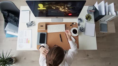 Femme d'affaires travaillant au lieu de travail