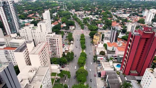 Cruzamento famoso: Avenida Reboucas e Avenida Brasil em São Paulo Brasil.