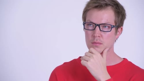 Gesicht eines glücklichen jungen gutaussehenden Mannes, der denkt und aufschaut