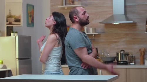 Pareja luchando espalda con espalda
