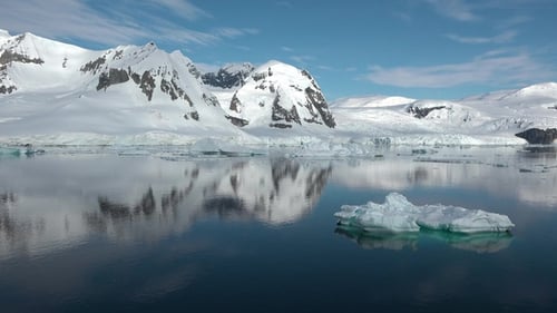 Eisberge spiegeln sich im Wasser wider. Antarktische Natur. Majestätische Winterlandschaft.