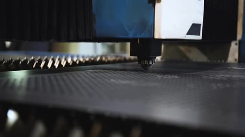 Die Maschine zum Laserschneiden von Metall macht das Schneiden eines Blechs.