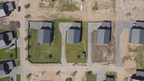 Eine Reihe von neu gebauten Einfamilienhäusern, ein Wohnviertel