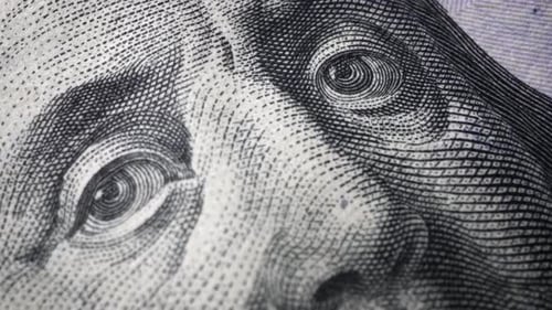 Amerikanische Einhundert-Dollar-Papierbanknote in Nahaufnahme mit Makroaufnahme.
